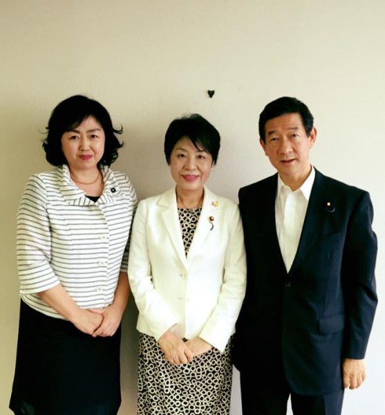 右から　伊藤県連会長・上川法務大臣・とのさき県連女性局長